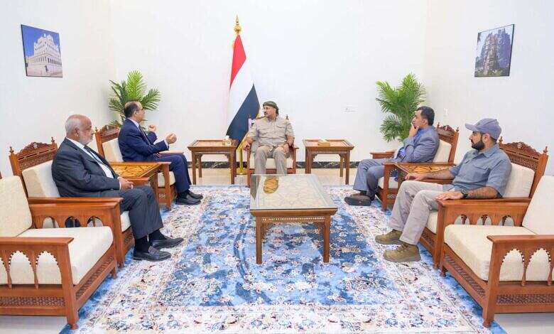 عضو مجلس القيادة طارق صالح يشيد بجهود وزارة الصحة ودور طواقمها الطبية