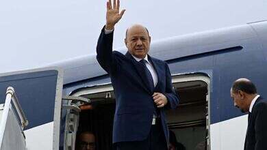 رئيس مجلس القيادة يغادر عدن لإجراء مشاورات حول تطورات الأوضاع الوطنية