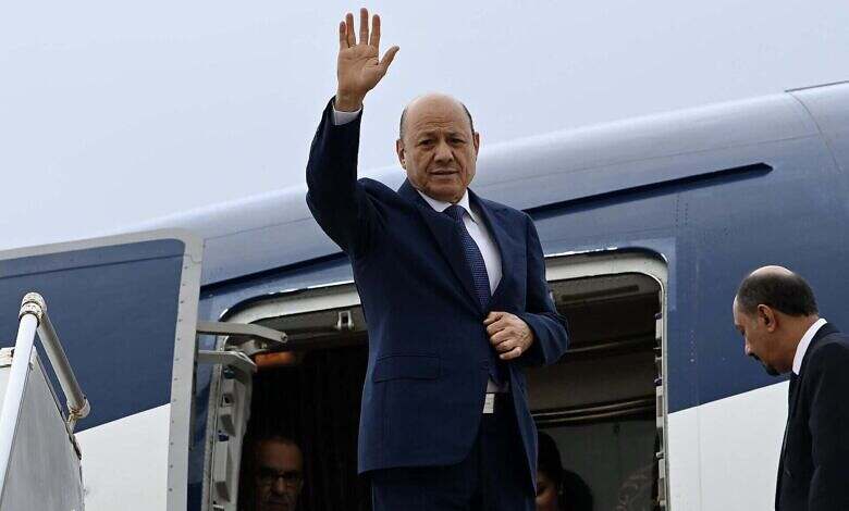 رئيس مجلس القيادة يغادر عدن لإجراء مشاورات حول تطورات الأوضاع الوطنية