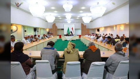 محافظ حضرموت والوفد السعودي يعقدان اجتماعاً موسعاً بالوجهاء والأعيان والقيادات السياسية والاجتماعية