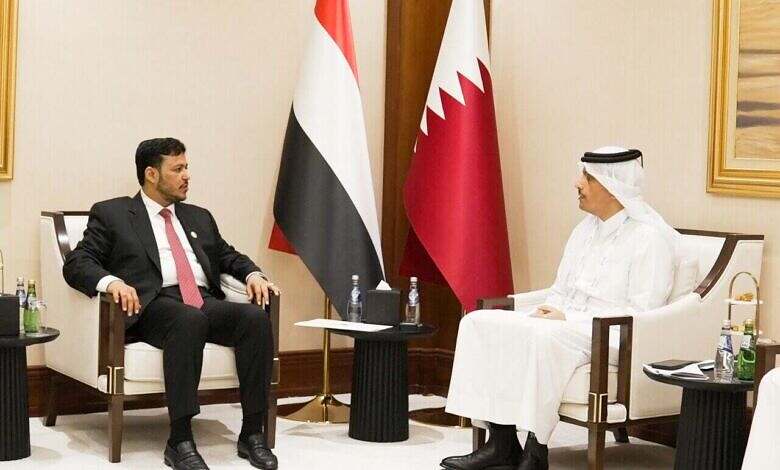 عضو مجلس القيادة الدكتور عبدالله العليمي يلتقي رئيس مجلس الوزراء وزير الخارجية القطري