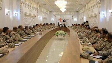 عضو مجلس القيادة العرادة يترأس اجتماعاً موسعاً للقيادات العسكرية في مأرب