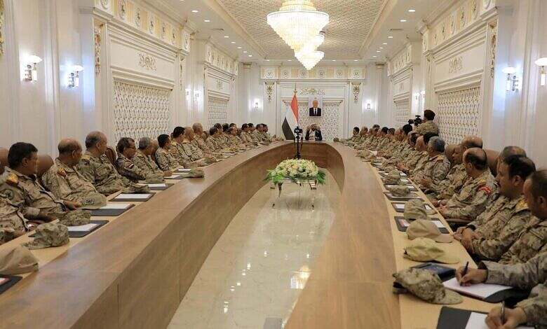 عضو مجلس القيادة العرادة يترأس اجتماعاً موسعاً للقيادات العسكرية في مأرب