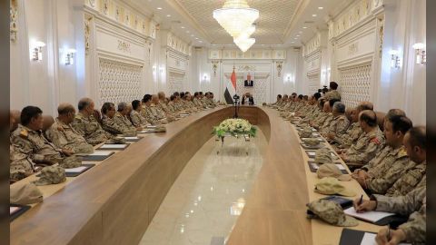 عضو مجلس القيادة العرادة يترأس اجتماعاً موسعاً للقيادات العسكرية في مأرب