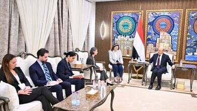 رئيس مجلس القيادة يستقبل سفيرتي الجمهورية الفرنسية والمملكة المتحدة والقائم باعمال سفارة الولايات المتحدة