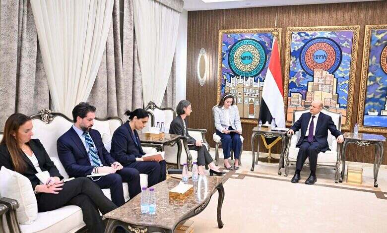 رئيس مجلس القيادة يستقبل سفيرتي الجمهورية الفرنسية والمملكة المتحدة والقائم باعمال سفارة الولايات المتحدة