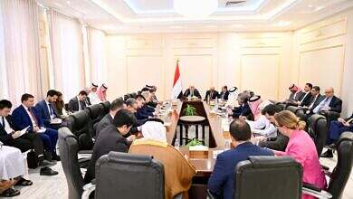 رئيس مجلس القيادة يضع سفراء الدول الراعية للعملية السياسية أمام مسؤولياتهم تجاه التطورات في المحافظات الشرقية