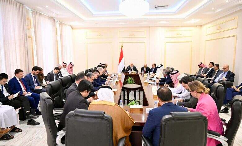 رئيس مجلس القيادة يضع سفراء الدول الراعية للعملية السياسية أمام مسؤولياتهم تجاه التطورات في المحافظات الشرقية