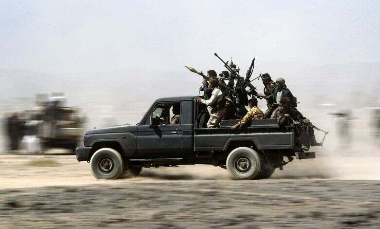 نافذ حوثي يحفر بئراً استثمارية بجوار مصدر مياه يزوّد ست قرى في إب