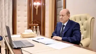 الرئيس العليمي يطلع على مستجدات الأوضاع الاقتصادية والتداعيات المحتملة لقرار صندوق النقد الدولي