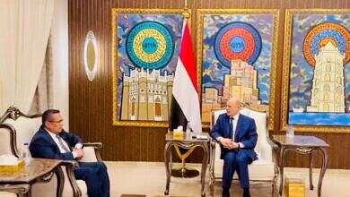 رئيس مجلس القيادة يشيد بموقف مجلس الشورى والمكونات السياسية الملتزم بمرجعيات المرحلة الانتقالية