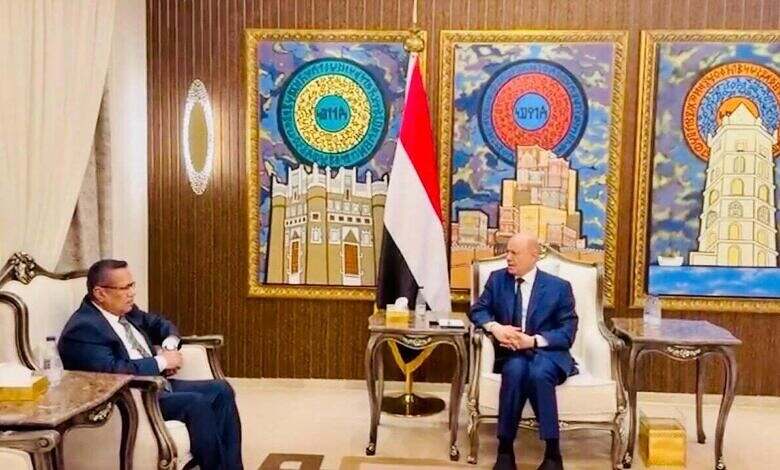 رئيس مجلس القيادة يشيد بموقف مجلس الشورى والمكونات السياسية الملتزم بمرجعيات المرحلة الانتقالية