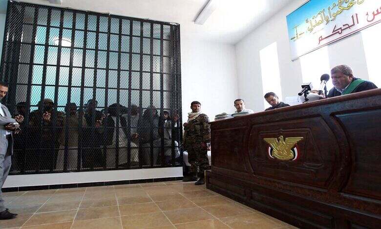 نقابة المحامين تدين اعتداء قيادي حوثي ضد محامية داخل محكمة بصنعاء