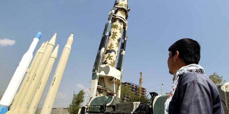 الحوثيون يحولون جبلًا في إب إلى معسكر ومنصة صواريخر