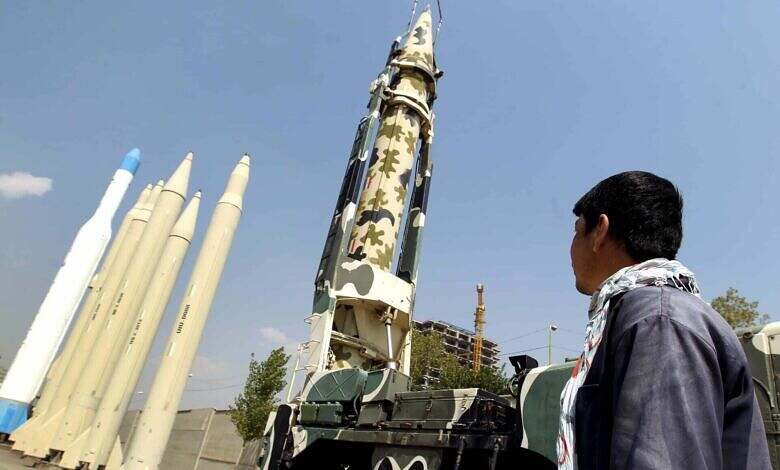 الحوثيون يحولون جبلًا في إب إلى معسكر ومنصة صواريخر