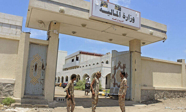 وزارة المالية تعلن إطلاق تعزيزات مرتبات موظفي القطاعين المدني والعسكري