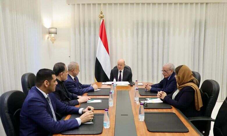 رئيس مجلس القيادة يجتمع برئاسة هيئة التشاور والمصالحة