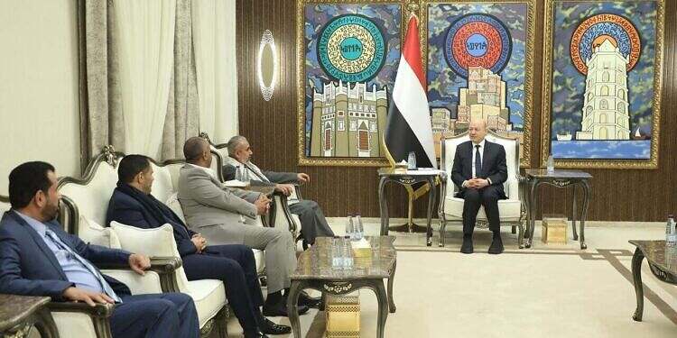 رئيس مجلس القيادة يبارك الانفراجة الجديدة في الملف الانساني