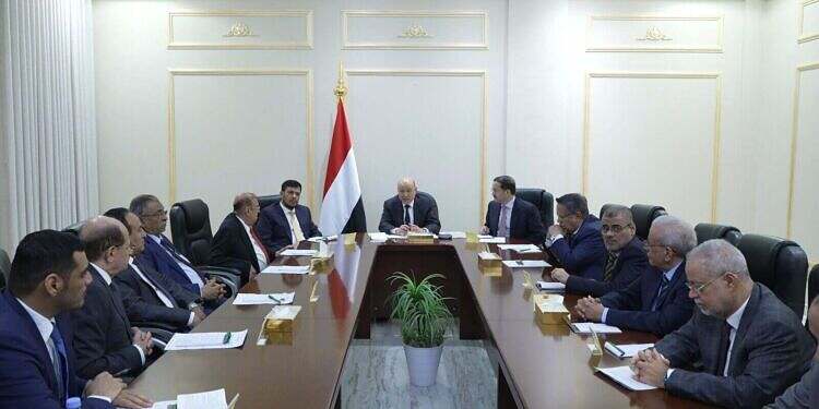 رئيس مجلس القيادة يرأس اجتماعا طارئا لمجلس الدفاع الوطني