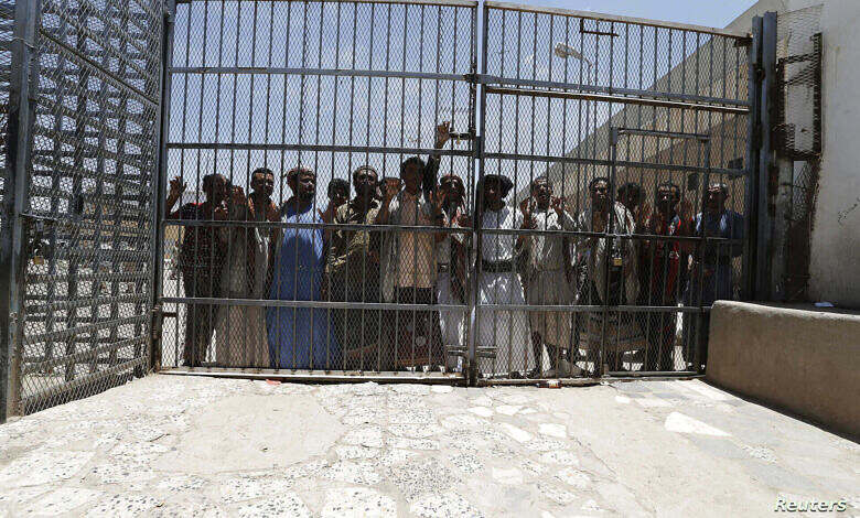 مليشيا الحوثي تعيد اختطاف مواطن رداً على احتجاجه على نهب سيارته واستخدامها أثناء احتجازه السابق.