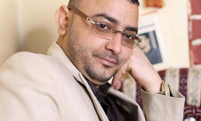 صنعاء.. محكمة حوثية توجه بالإفراج عن الصحفي محمد المياحي بعد 15 شهراً من الاختطاف