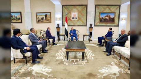 الخنبشي يلتقي رئيس الوزراء ويناقش معه ملامح المرحلة القادمة وجهود تطبيع الحياة وتعزيز الاستقرار