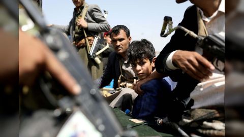 نقابة المعلمين اليمنيين تحذّر من خطورة تطييف العملية التعليمية وعسكرة الأطفال في مناطق سيطرة الحوثي