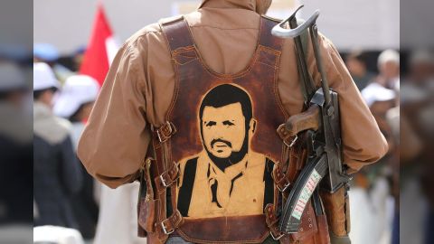 صنعاء... مليشيا الحوثي تجبر طلاب ومعلمي مدارس الثانوية على الانخراط في دورات عسكرية