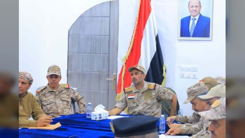 رئيس هيئة الأركان العامة يعقد اجتماعاً عسكرياً موسعاً لقيادة القوات المسلحة