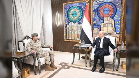 رئيس مجلس القيادة يستقبل قائد القوات المشتركة ويؤكد على شراكة استراتيجية واعدة مع المملكة