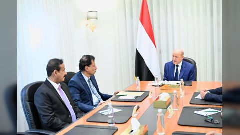 رئيس مجلس القيادة يجتمع بمحافظي المهرة وشبوة ويعلن تدشين مرحلة واعدة بالمشاريع الانمائية في المحافظتين