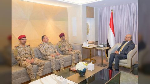 طارق صالح ورئيس هيئة الأركان يستعرضان جاهزية القوات المسلحة