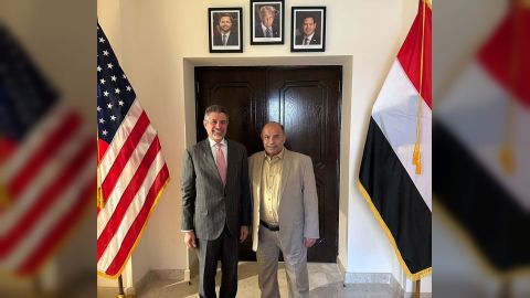عضو مجلس القيادة الرئاسي الخنبشي يبحث مع السفير الأمريكي مستجدات الأوضاع في حضرموت