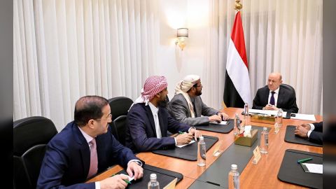 مجلس القيادة الرئاسي يقر عدداً من الإجراءات لإدارة أولويات المرحلة وتطبيع الأوضاع في المحافظات المحررة