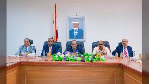 تنفيذي شبوة يؤكد التزامه بتنفيذ توجيهات رئيس مجلس القيادة الرئاسي