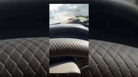 قيادي يظهر وهو ينقل مصابين بعد تفجير إرهابي في عدن