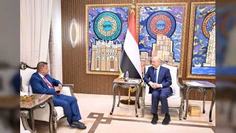 رئيس مجلس القيادة يحذر من استنساخ انتهاكات المليشيات الحوثية بحق الصحفيين والحريات العامة