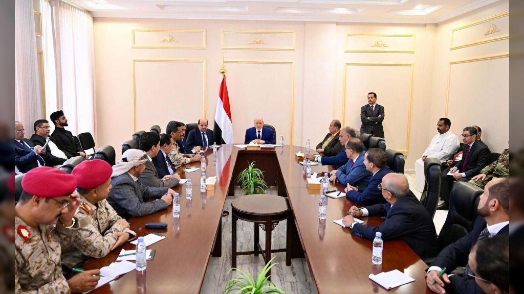 رئيس مجلس القيادة يشيد بدور ابناء محافظة الضالع في ردع المشروع الامامي والدفاع عن النظام الجمهوري