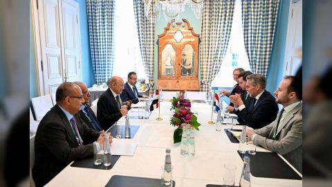 رئيس مجلس القيادة يبحث مع رئيس وزراء هولندا الدعم الأوروبي لإنهاء التهديد الارهابي الحوثي