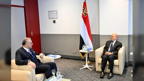 الرئيس يستقبل كبير مستشاري الرئيس الأميركي للبحث في سبل دعم الدولة اليمنية وردع المشروع الإيراني