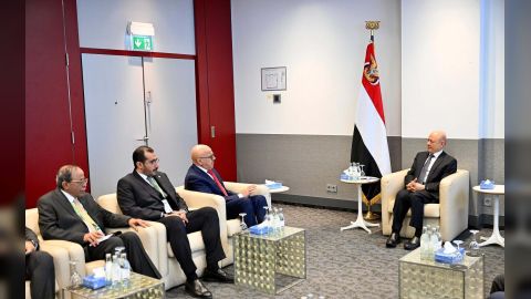 رئيس مجلس القيادة يؤكد اهمية الزخم الخليجي لبناء مؤسسات الدولة وإنهاء الانقلاب