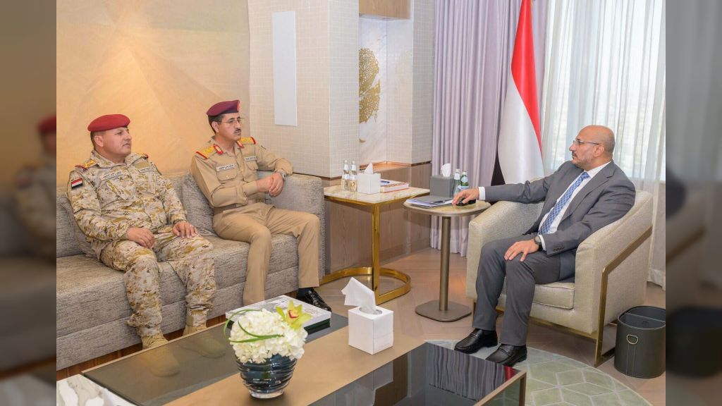 طارق صالح يستعرض مع وزير الدفاع أولويات المرحلة وسبل تعزيز البناء المؤسسي للقوات المسلحة