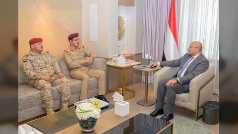 طارق صالح يستعرض مع وزير الدفاع أولويات المرحلة وسبل تعزيز البناء المؤسسي للقوات المسلحة