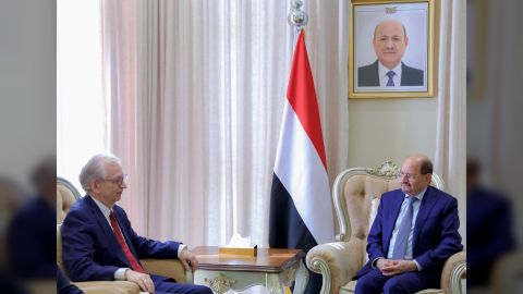 رئيس الوزراء وزير الخارجية يؤكد إن دعم المجتمع الدولي للحكومة الشرعية استثمار في الاستقرار الإقليمي