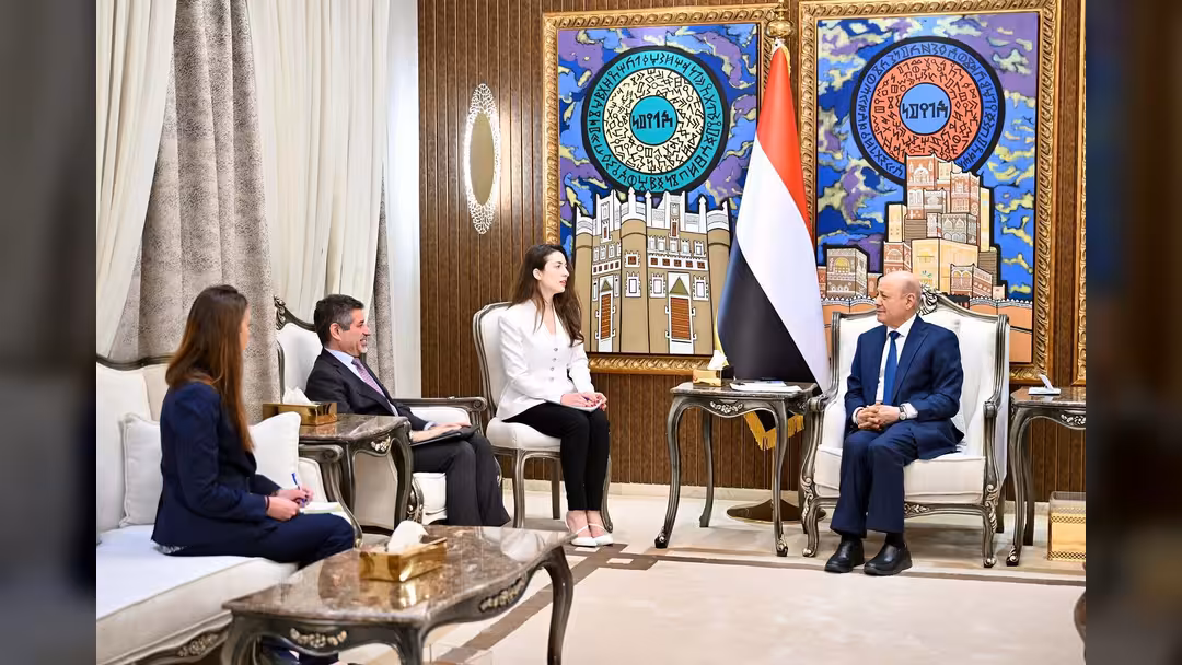 رئيس مجلس القيادة يشيد بالشراكة مع الولايات المتحدة في مجال مكافحة الارهاب وردع مليشيات ايران في المنطقة