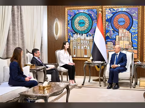 رئيس مجلس القيادة يشيد بالشراكة مع الولايات المتحدة في مجال مكافحة الارهاب وردع مليشيات ايران في المنطقة