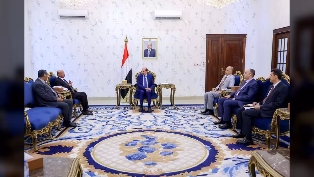 رئيس الوزراء يوجه بالبدء بتسليم مرتبات موظفي الدولة المدنيين والعسكريين بشكل عاجل