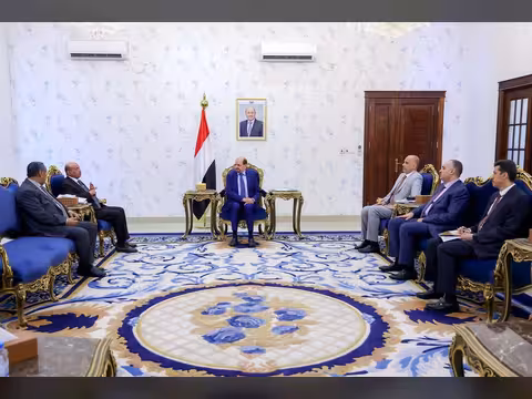 رئيس الوزراء يوجه بالبدء بتسليم مرتبات موظفي الدولة المدنيين والعسكريين بشكل عاجل