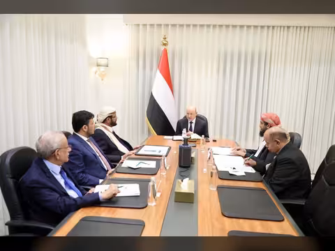 مجلس القيادة يؤكد دعمه الكامل للبرنامج الحكومي ويشيد بجهود المملكة للنهوض بأوضاع المحافظات المحررة