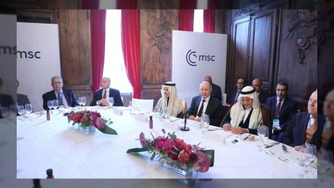 رئيس مجلس القيادة يدعو للتصالح وتجريم الطائفية من أجل اندماج يمني خليجي